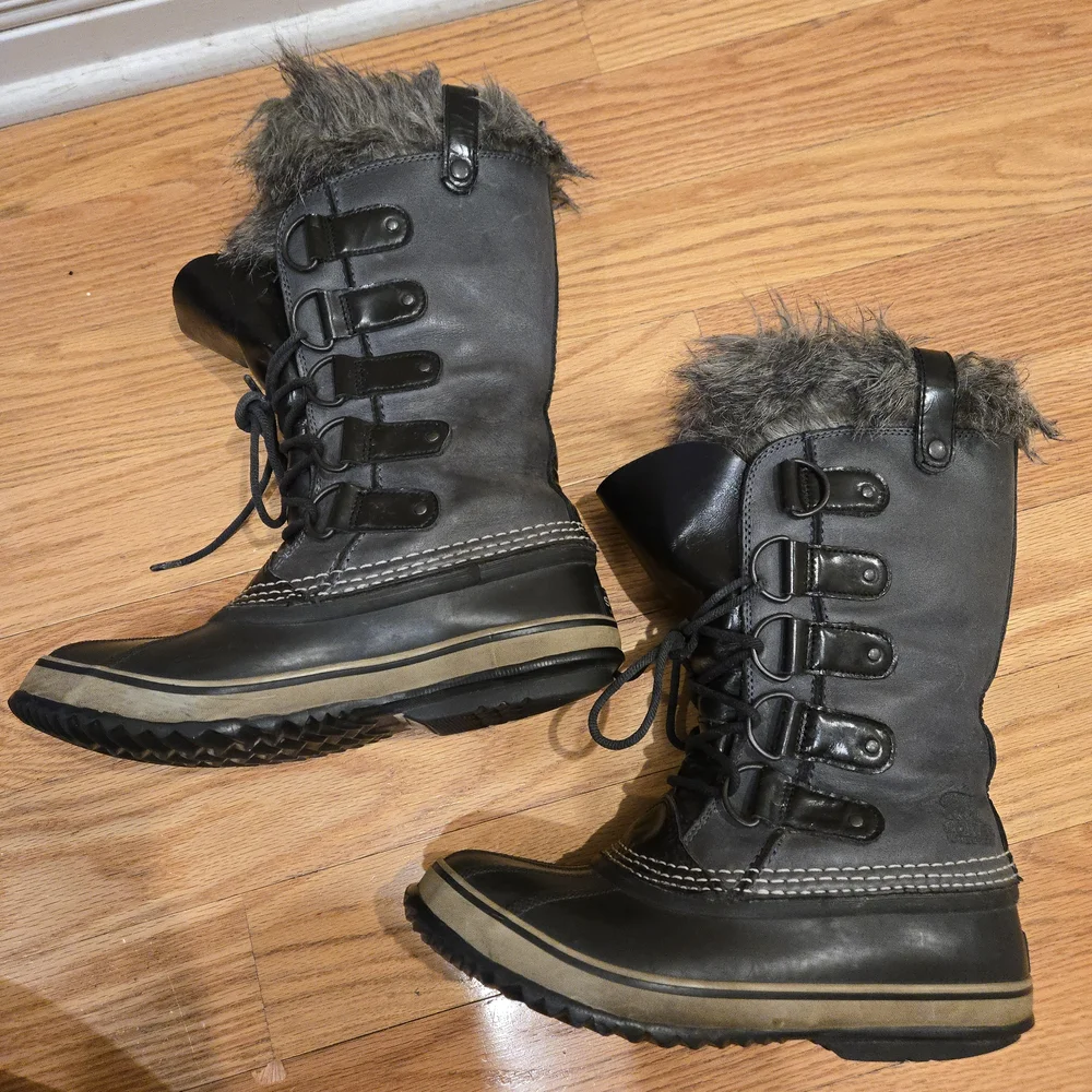 Sorel Joan of Arctic Black and Gray Waterproof Winter Boots Faux Fur Cuff CW3